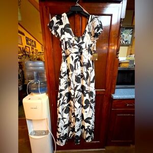 Women’s size 10 brand is Taylor floral flutter sleeve dress